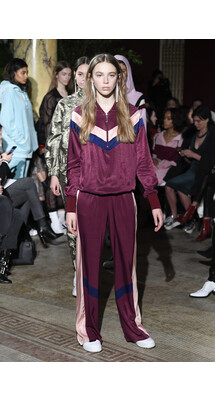 Juicy Couture  Fall 2018 Ready-to-Wear  Juicy Couture  осень зима 2018 коллекция неделя моды в Нью Йорке Mainstyles